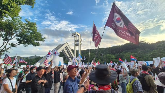 15일 탄 교수의 간담회를 앞두고 태극기와 성조기를 든 보수 집회 인파가 서울대 정문 앞 광장을 메우고 있다. 김나연 기자