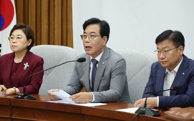 송언석(가운데) 국민의힘 비상대책위원장 겸 원내대표가 15일 서울 여의도 국회에서 열린 원내대책회의에서 발언하고 있다. 뉴시스