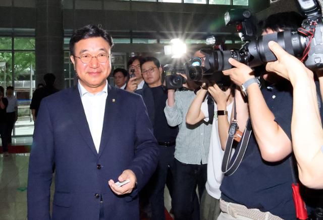 윤호중 행정안전부 장관 후보자가 지난달 30일 서울 종로구 광화문플래티넘빌딩에 마련된 인사청문회 준비 사무실로 출근하고 있다. 뉴스1