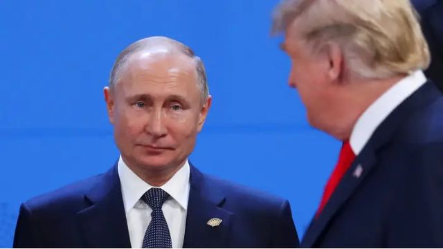 2018년 11월 30일 아르헨티나 부에노스아이레스에서 열린 주요 20개국(G20) 정상회의 당시 단체사진을 촬영 중인 블라디미르 푸틴(왼쪽) 러시아 대통령과 도널드 트럼프 당시 미국 대통령이 서로를 바라보고 있다. 부에노스아이레스=로이터 연합뉴스