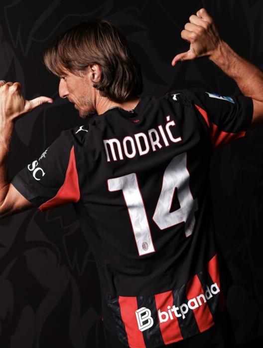 루카 모드리치가 15일(한국시간) AC밀란의 사회관계망서비스(SNS)를 통해 새 유니폼에 새겨진 등번호 14를 가리키고 있다. 구단 SNS 캡처