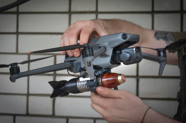 우크라이나 군인이 드론에 폭탄을 장착하고 있다. 도네츠크=AP 뉴시스