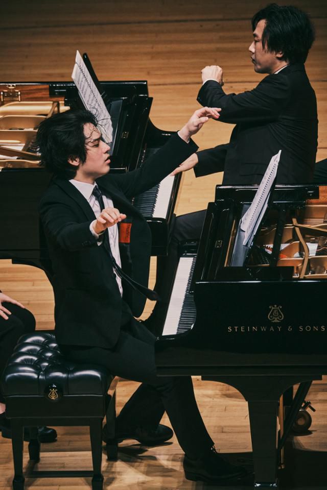 14일 롯데콘서트홀에서 열린 '현대카드 컬처프로젝트 30 손민수  임윤찬' 공연에서 피아니스트 임윤찬(왼쪽)과 손민수가 연주하고 있다. 현대카드·목프로덕션 제공