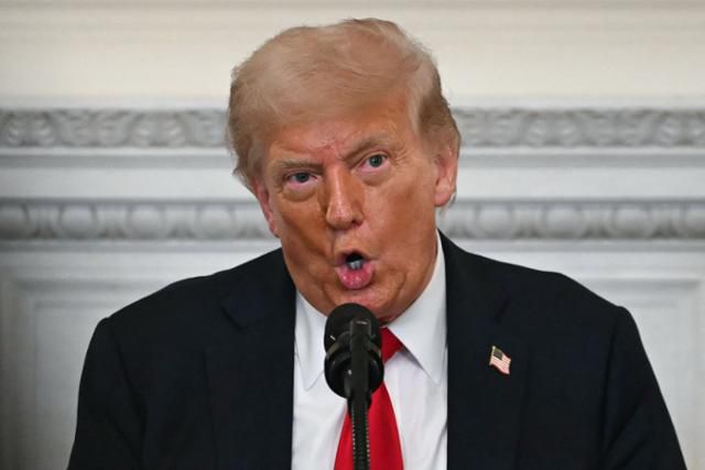 도널드 트럼프 미국 대통령이 14일 미 워싱턴 백악관 국빈 식당에서 백악관 신앙사무실 오찬 행사를 주재하고 있다. 워싱턴=AFP 연합뉴스