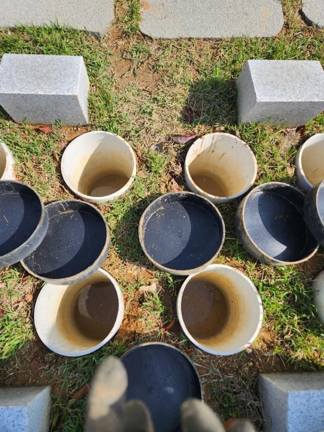 올해 4월 국립산청호국원에서 유골함을 안장하기 위해 파둔 곳에 물이 스며든 모습이 보인다. 국가보훈부 노조 제공