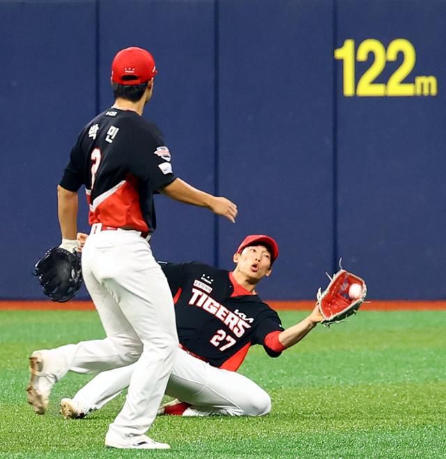 김호령이 지난달 26일 서울 고척스카이돔에서 열린 키움전에서 5회말 2아웃 주자 1루에 키움 최주환의 타구를 잡아내고 있다. 뉴시스