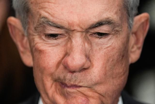 제롬 파월 미국 연방준비제도(Fed·연준) 의장이 지난달 25일 미 연방 상원 은행위원회 청문회 출석을 위해 워싱턴 의회로 들어가고 있다. 워싱턴=AP 연합뉴스