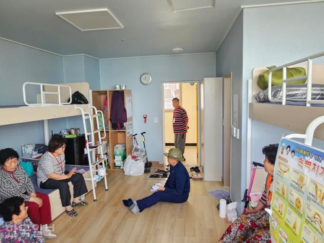 4월 24일 이재민이 돼 영덕 청소년 체육센터에 머무는 석리 주민들이 한 방에 모여 이야기하고 있다 영덕=이유진 기자