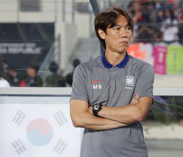 홍명보 한국 축구대표팀 감독이 15일 경기 용인미르스타디움에서 열린 일본과의 2025 동아시아축구연맹(EAFF) E-1 챔피언십(동아시안컵) 최종 3차전에서 0-1로 패한 뒤 아쉬운 표정을 짓고 있다. 뉴시스