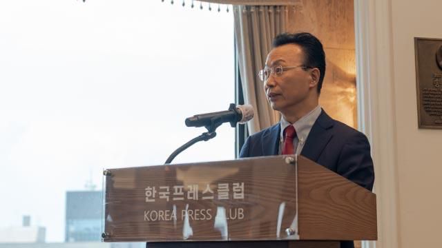 김천식 통일연구원장이 16일 한국프레스센터에서 포럼에 앞서 인사말을 전하고 있다. 통일연구원 제공