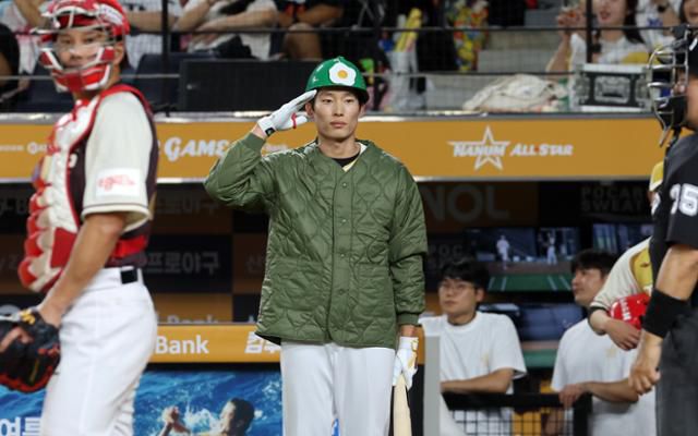 김호령(왼쪽 두 번째)이 12일 대전 한화생명 볼파크에서 열린 KBO 올스타전에서 드라마 '사랑의 불시착' 속 등장인물인 표치수를 흉내내고 있다. 대전=연합뉴스