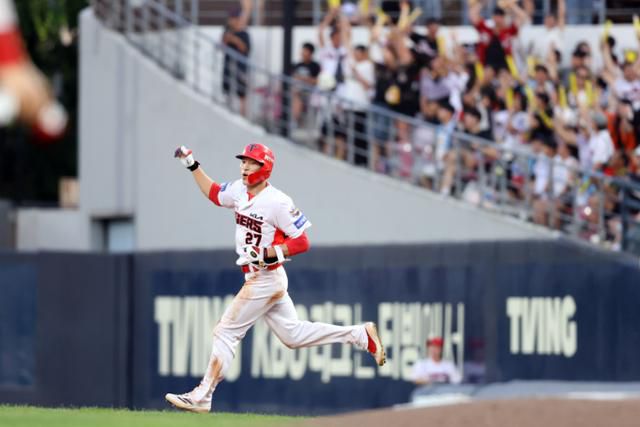 김호령이 5일 광주 KIA챔피언스필드에서 열린 롯데전에서 5회 만루홈런을 친 후 그라운드를 돌고 있다. KIA 제공
