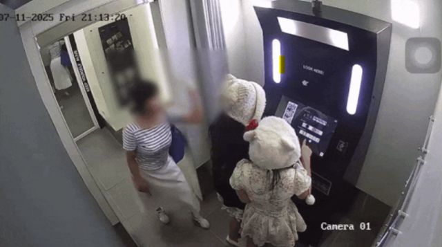 베트남 하노이의 한 사진관에서 한국인 여성이 베트남인 여성을 폭행하고 있다. SNS 캡처