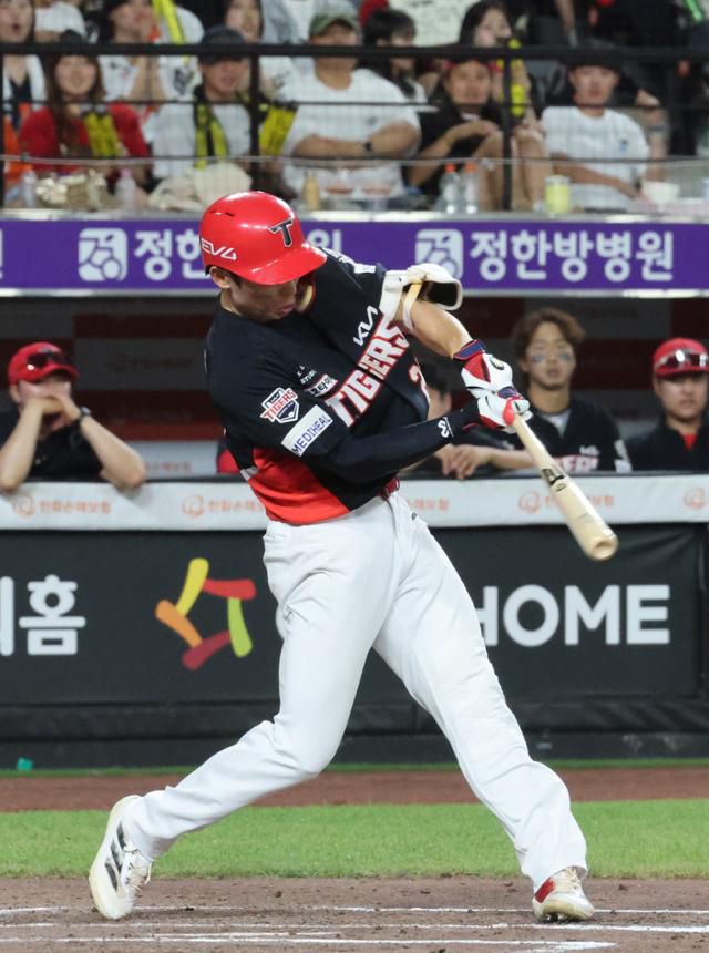 김호령이 10일 대전 한화생명 볼파크에서 열린 한화전에서 7회초 1타점 적시타를 치고 있다. 대전=뉴스1