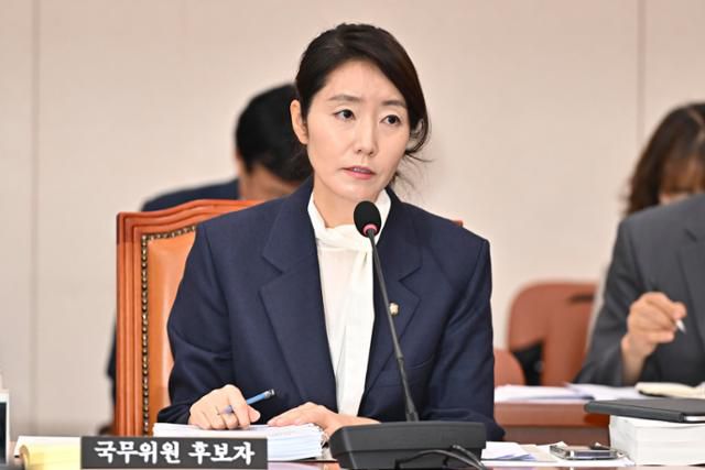 강선우 여성가족부 장관 후보자가 14일 국회 여성가족위원회에서 열린 인사청문회에 참석해 답변하고 있다 . 정다빈 기자