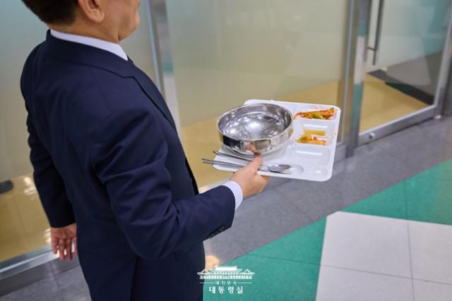 14일 충북 진천군 국가공무원인재개발원 구내식당에서 점심식사를 마친 이재명 대통령이 식판을 들고 퇴식구로 향하고 있다. 대통령실 제공