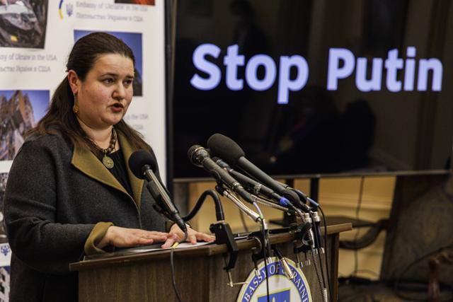 옥사나 마르카로바 주미국 우크라이나 대사가 2022년 2월 워싱턴의 우크라이나 공관에서 미국의 군사 지원을 촉구하고 있다. 워싱턴=AFP 연합뉴스