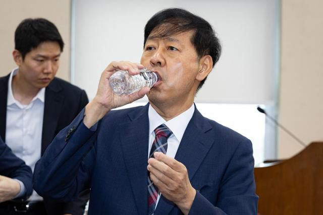 구윤철 부총리 겸 기획재정부 장관 후보자가 17일 국회 기획재정위원회에서 열린 인사청문회에서 오전 질의를 마친 후 물을 마시고 있다. 뉴스1