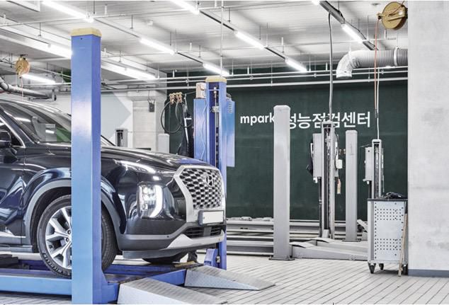 인천 서구 엠파크 내 성능 점검 센터에서 한 차량이 성능 점검을 앞두고 있다. 엠파크 제공