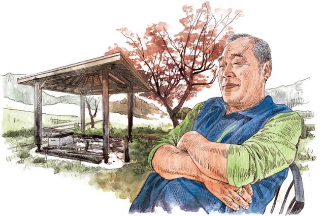 강석구씨가 새 집 마당에 앉아 미소짓고 있다. 타버린 정자도 빽빽한 잡초도, 그는 고치고 자르면 된다고 말했다. 일러스트=신동준 기자