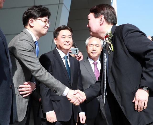 2020년 2월 13일 윤석열(맨 오른쪽) 전 대통령(당시 검찰총장)이 부산 연제구 부산고검을 방문해 한동훈(맨 왼쪽) 전 국민의힘 대표(당시 부산고검 차장검사)와 악수하고 있다. 부산=연합뉴스