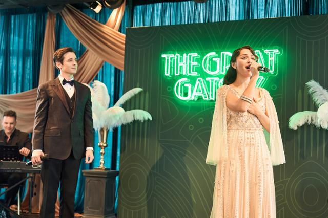 뮤지컬 '위대한 개츠비' 서울 오리지널 프로덕션의 주연 배우 매트 도일(제이 개츠비 역)과 센젤 아마디(오른쪽·데이지 뷰캐넌 역)가 주요 넘버인 '마이 그린 라이트'를 시연하고 있다. 오디컴퍼니 제공