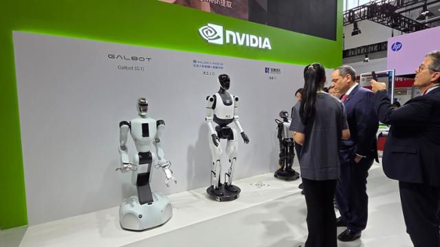 16일 중국 베이징 중국국제전람센터에서 열린 제3회 중국국제공급망촉진박람회에 마련된 엔비디아 전시장에서 관람객들이 전시 제품을 둘러보고 있다. 엔비디아는 공급망박람회에 이번에 처음 참가했다. 뉴시스