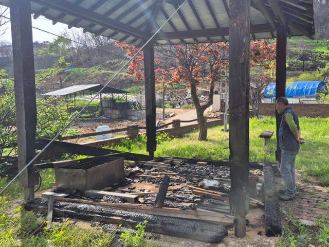 강석구씨가 5월 8일 안동시 길안면 대곡2리 새 집 마당에 있는 불에 탄 정자를 살피고 있다. 안동=김나연 기자