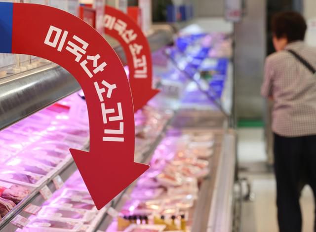 15일 서울 시내 한 대형마트에 미국산 소고기가 진열돼 있다. 한국 정부와 관세 협상 중인 미국은 30개월령 이상 소고기 수입 허가를 요구한 것으로 알려졌다. 연합뉴스