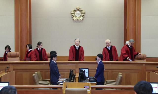 헌법재판관들이 손준성 대구고검 차장검사 탄핵 심판 선고를 위해 17일 서울 종로구 헌법재판소 대심판정에 들어서고 있다. 뉴스1