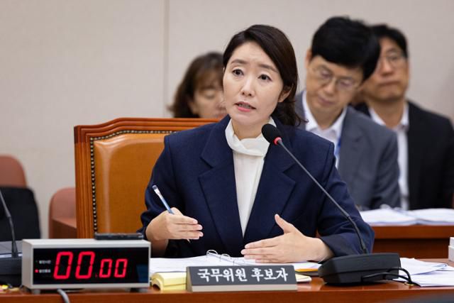 강선우 여성가족부 장관 후보자가 14일 서울 여의도 국회에서 열린 인사청문회에 출석해 의원 질의에 답하고 있다. 뉴스1