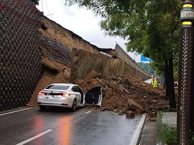 16일 오후 7시 4분쯤 경기도 오산시 가장교차로에서 고가도로 옹벽이 무너져 차량 2대가 매몰되는 사고가 발생했다. 소방당국이 구조작업을 벌였지만, 40대 운전자 1명이 숨진채 발견됐다. 경기도소방재난본부 제공