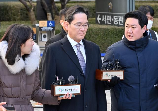 이재용(왼쪽 두번째) 삼성전자 회장이 2월 3일 서울 서초구 서울고법에서 열린 자본시장법 위반 등 혐의 항소심에서 무죄 선고를 받고 법원을 나서고 있다. 홍인기 기자