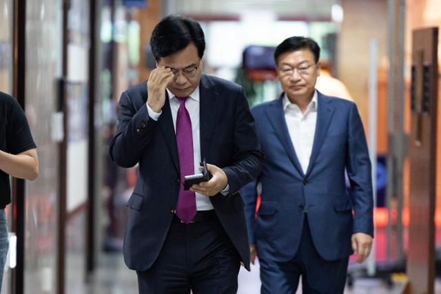 송언석 국민의힘 비상대책위원장 겸 원내대표가 16일 서울 여의도 국회에서 혁신위가 발표한 인적쇄신안에 대해 입장을 밝히기 위해 이동하고 있다. 이날 윤희숙 국민의힘 혁신위원장은 당사에서 기자간담회를 열고 송 비대위원장과 함께 나경원·윤상현·장동혁 의원을 지목하며 스스로 거취를 밝히라고 요구했다. 뉴스1