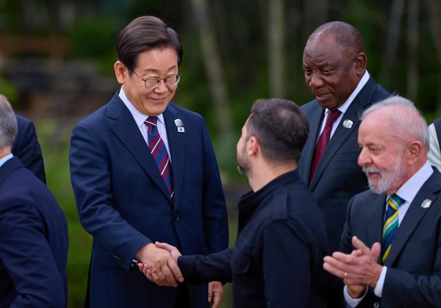 이재명 대통령이 6월 17일 캐나다 앨버타주 캐내내스키스 주요 7개국(G7) 정상회의장에서 기념 사진을 촬영한 뒤 볼로디미르 젤렌스키 우크라이나 대통령과 악수를 하고 있다. 대통령실 제공.