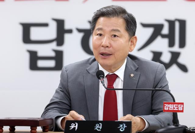 14일 강원 춘천시 국민의힘 강원특별자치도당에서 열린 운영위원회에서 신임 도당위원장으로 선출된 이철규 의원이 소감을 밝히고 있다. 연합뉴스