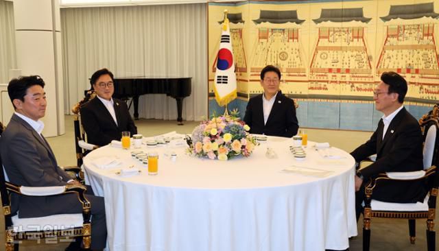 이재명 대통령이 17일 서울 용산구 한남동 대통령 관저에서 우원식 국회의장, 김민석 국무총리, 강훈식 비서실장과 만찬 회동을 하고 있다. 왕태석 선임기자