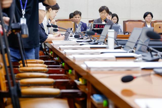 18일 오전 서울 여의도 국회 보건복지위원회에서 열린 정은경 보건복지부 장관 후보자 인사청문회에서 국민의힘 의원석이 비어 있다. 뉴스1