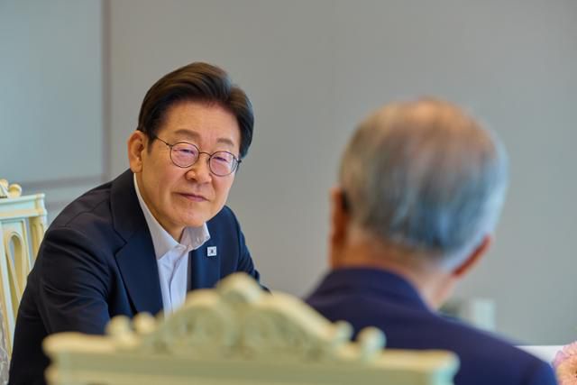 이재명 대통령이 17일 서울 용산 대통령실 청사에서 김종인 전 국민의힘 비상대책위원장과 오찬을 하고 있다. 대통령실 제공