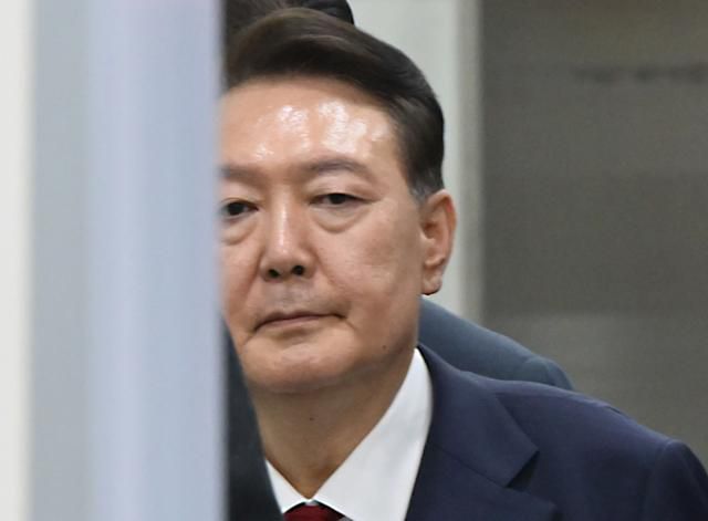 윤석열 전 대통령이 9일 서울 서초구 서울중앙지법에서 구속 전 피의자 심문(영장실질심사)을 마치고 나오고 있다. 사진공동취재단