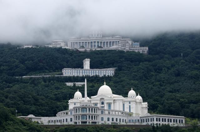 김건희 여사 의혹을 수사하는 민중기 특별검사팀이 통일교 압수수색에 들어간 18일 오후 경기 가평군 통일교 천원궁, 천승전, 천정궁 박물관 모습. 뉴시스