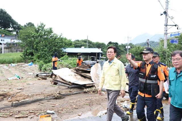 20일 박완수(왼쪽 첫 번째)경남지사가 이승화(오른쪽 첫 번째)산청군수 등과 산청읍 모고리 산사태 현장을 찾아 피해 현장을 점검하고 있다. 경남도 제공