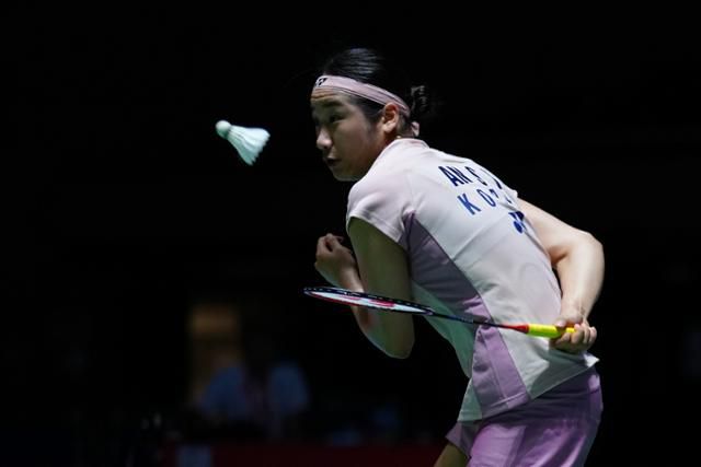 안세영이 18일 치러진 일본오픈 여자 단식 8강전에서 천위페이를 상대로 묘기에 가까운 리턴을 하고 있다. 도쿄=신화 뉴시스