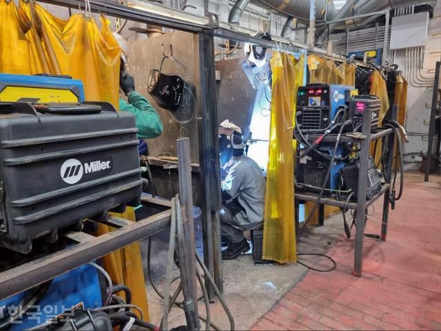 16일 미국 펜실베이니아주 필라델피아에 있는 한화 필리조선소(한화필리십야드)의 ‘트레이닝 아카데미’에서 한 견습생이 용접 실습을 하고 있다. 필라델피아=권경성 특파원