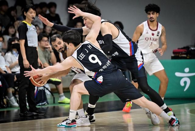 이정현(맨 앞)과 김종규가 카타르 선수를 상대로 압박 수비를 펼치고 있다. 대한민국농구협회 제공