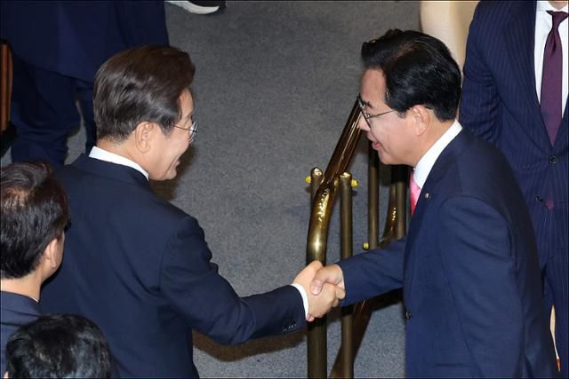 이재명 대통령이 지난달 26일 서울 여의도 국회 본회의장에서 추가경정예산안(추경안) 시정연설을 마친 뒤 야당인 송언석 국민의힘 원내대표 등과 인사를 나누고 있다. 고영권 기자