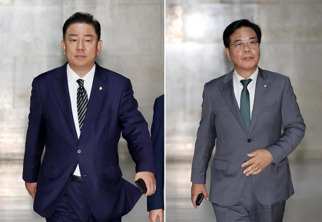 김병기(왼쪽 사진) 더불어민주당 대표 직무대행 겸 원내대표와 송언석 국민의힘 비상대책위원장 겸 원내대표가 18일 서울 여의도 국회 운영위원장실에서 열린 여야 원내대표 회동을 위해 이동하고 있다. 뉴시스