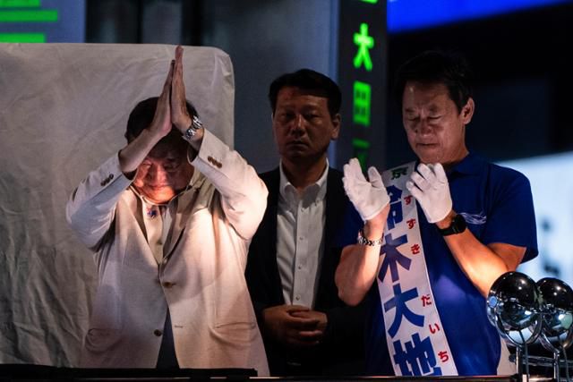 이시바 시게루(왼쪽) 일본 총리 겸 집권 자민당 총재가 참의원 선거 마지막 선거 운동일이었던 19일 도쿄 도내 유세 현장에서 지지를 호소하고 있다. 도쿄=AP 연합뉴스