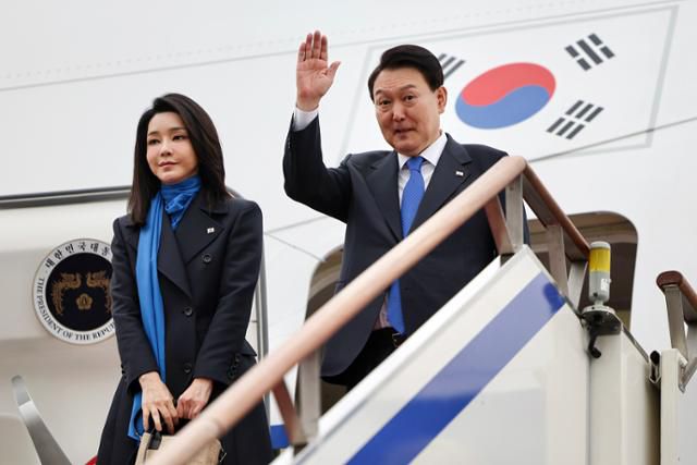 2023년 1월 14일 아랍에미리트·스위스 순방에 나서는 윤석열 전 대통령과 김건희 여사가 경기 성남시 서울공항에서 공군 1호기 탑승 전 손을 흔들며 인사하고 있다. 뉴시스