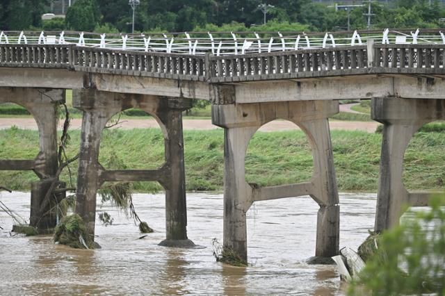 18일 오후 광주 북구 동림동 옛 산동교 중단부가 전날 내린 폭우로 파손돼 있다. 광주 유일의 6·25 전적지인 산동교는 그간 시민들의 산책로로 이용돼 왔는데, 이번 파손으로 출입이 통제됐다. 광주=뉴시스